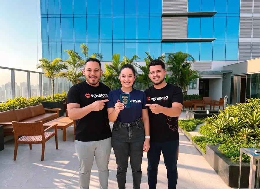 Equipe da Egrégora Migration com camisetas da nova marca