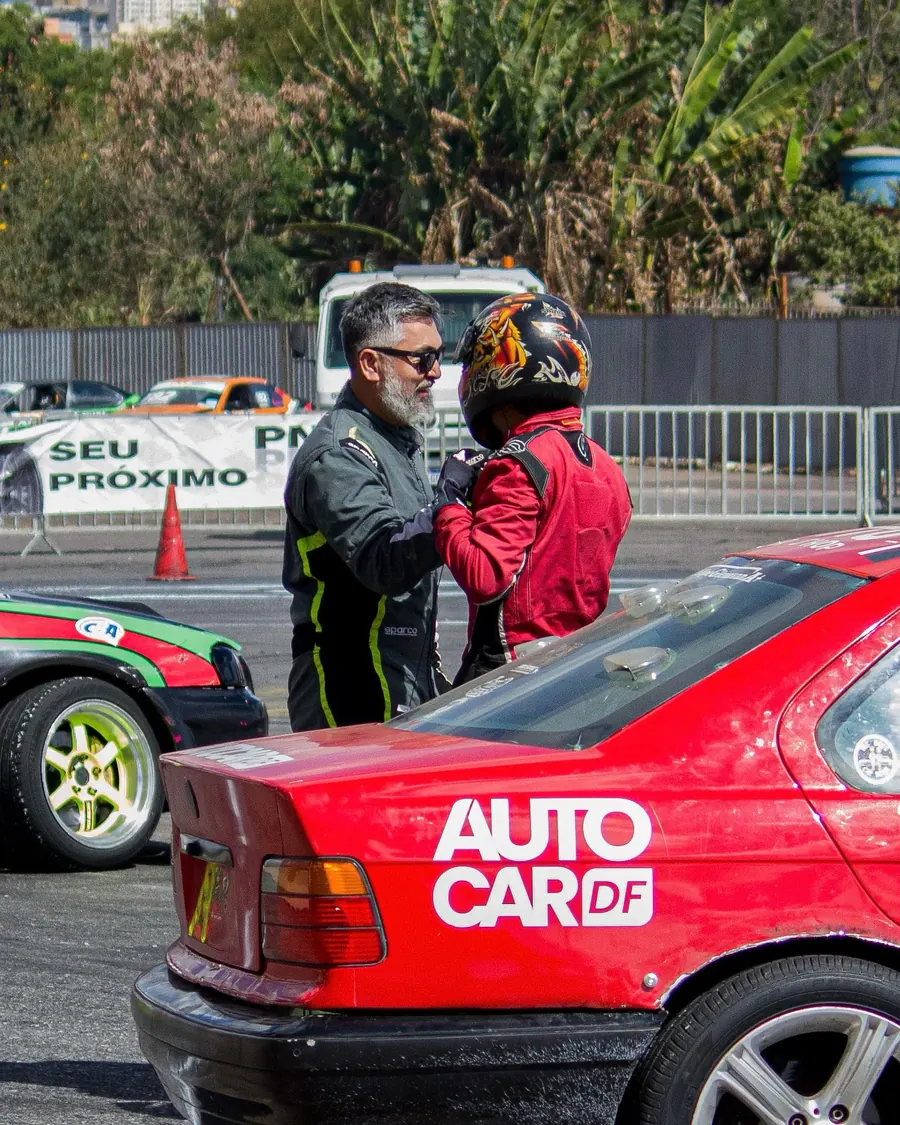 Carro da Powerdrift com a plotagem do AutoCar DF