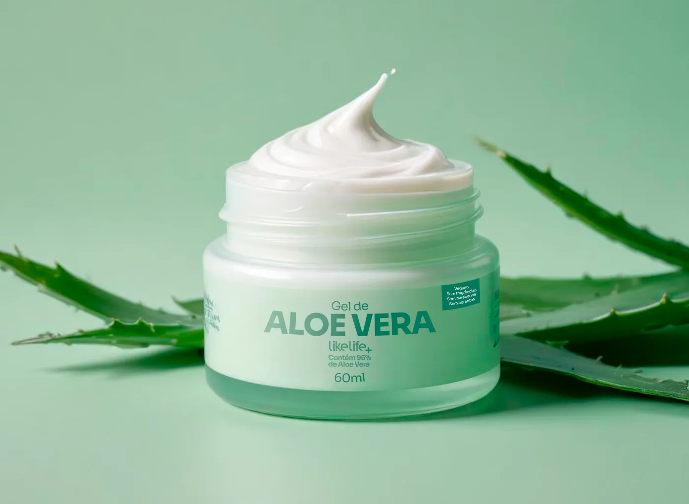Pote de gel de aloe vera LikeLife+ aberto, com folhas de babosa ao fundo