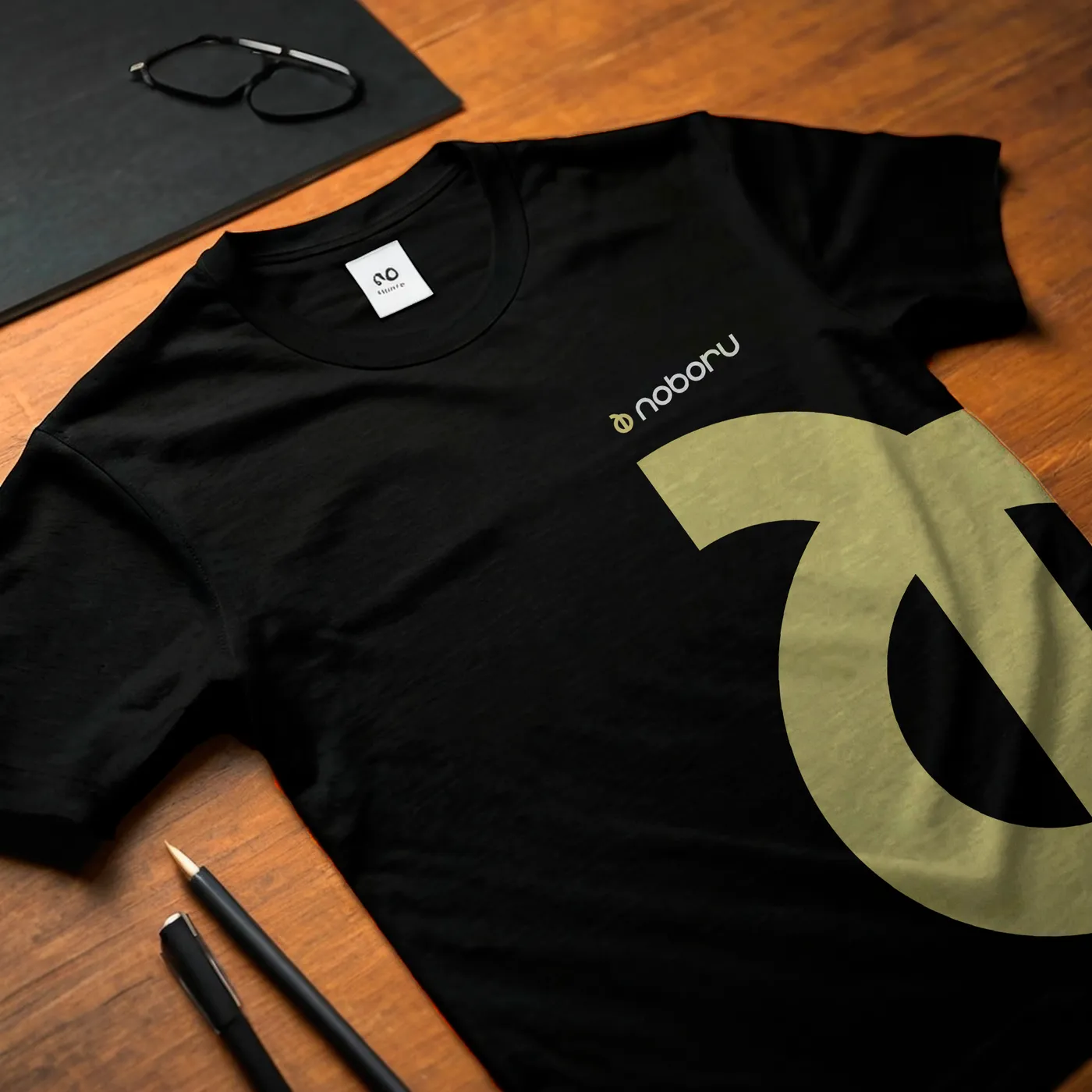 Camiseta preta com o isotipo Noboru em grande escala