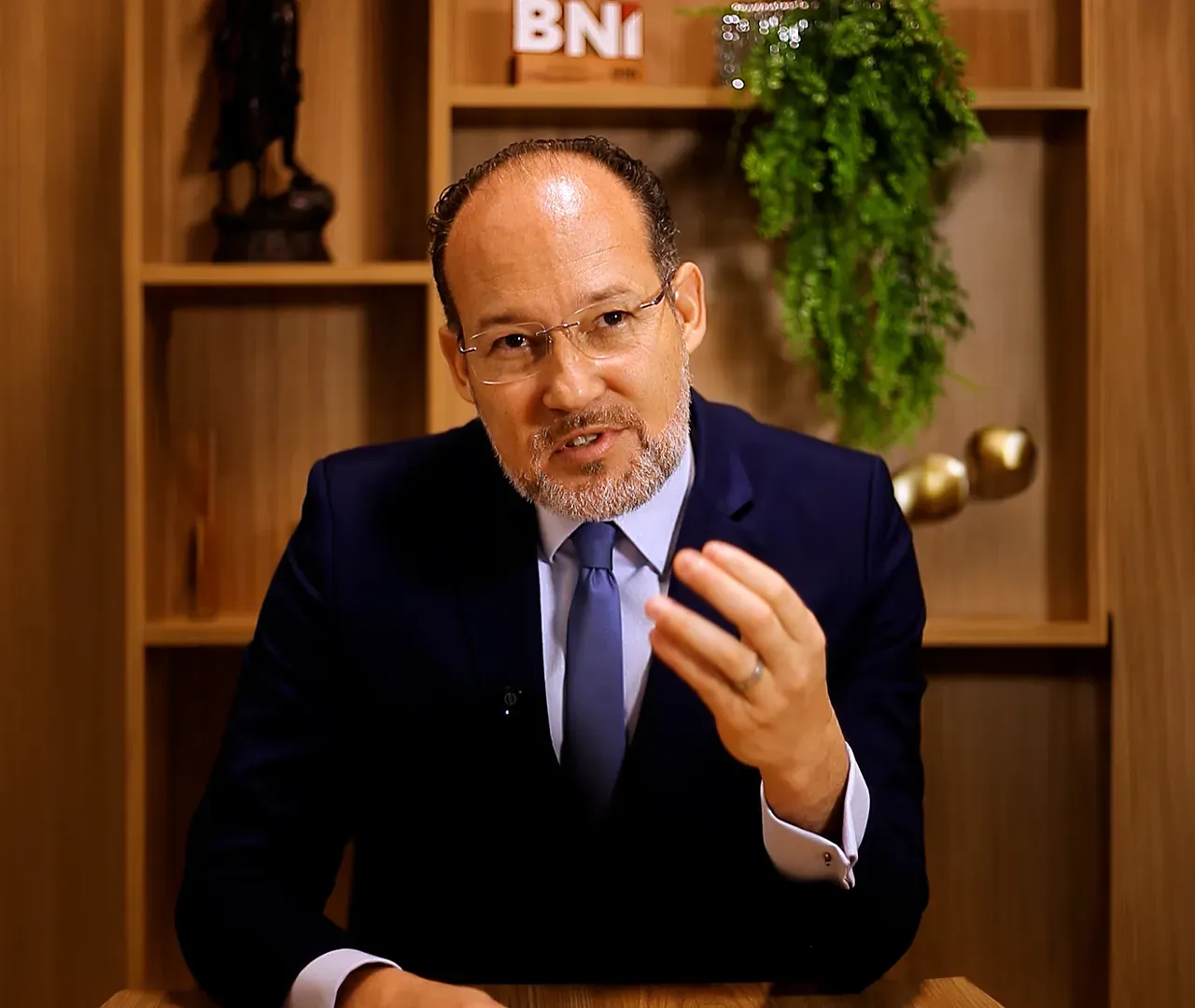 Dr. Júlio Delamôra em gravação de conteúdo