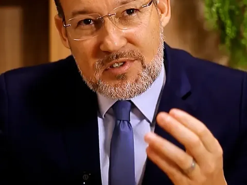 Dr. Júlio Delamôra em vídeo gravado pela Gardê
